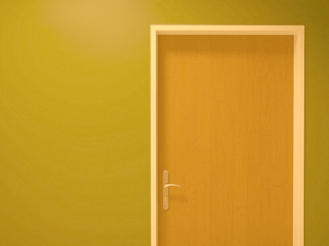 Дверь в стене обои