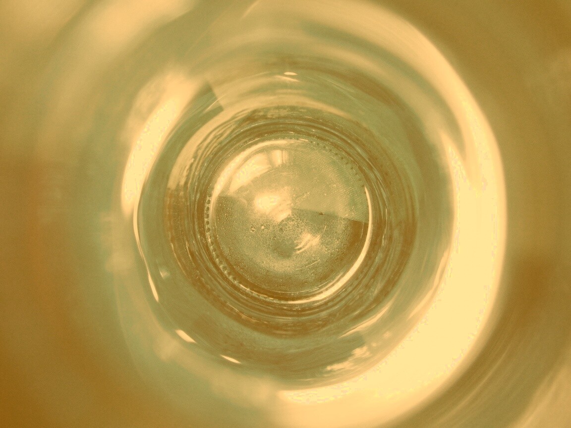 Дно стеклянной бутылки обои