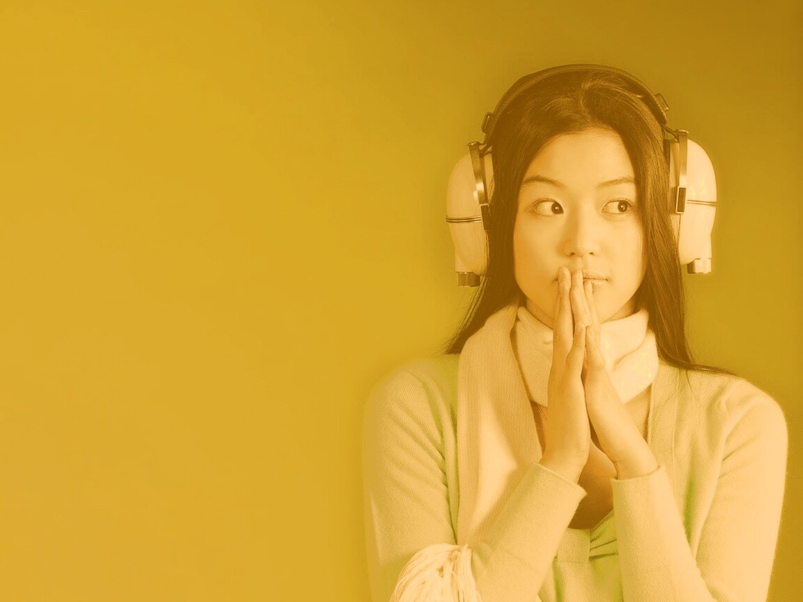 Японка в наушниках обои