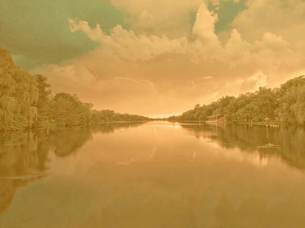 Молнии на фоне заката, стандартные обои mac обои