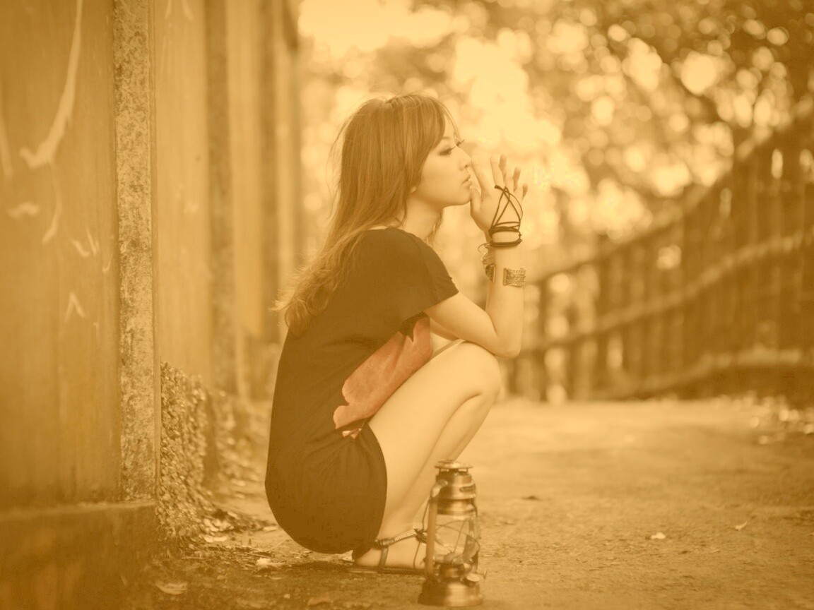 Японская девушка и масляный фонарь обои