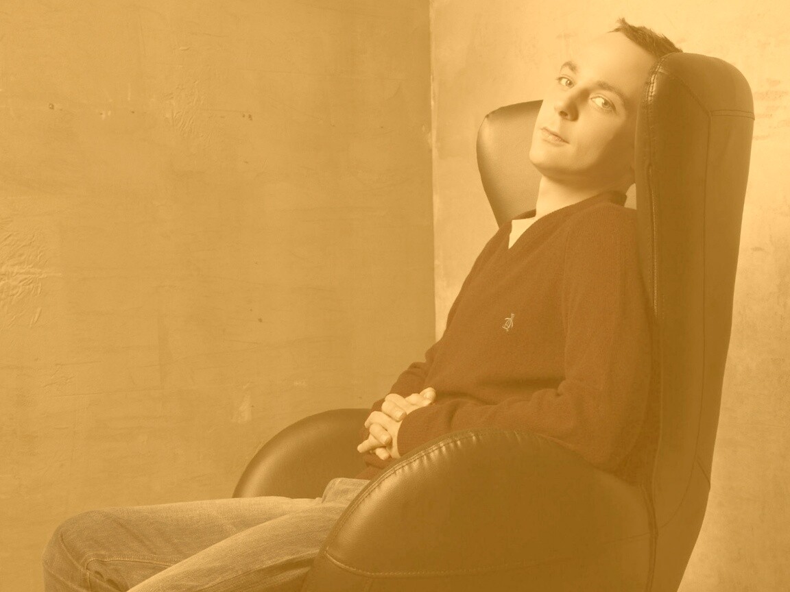 Джим Парсонс в крселе обои