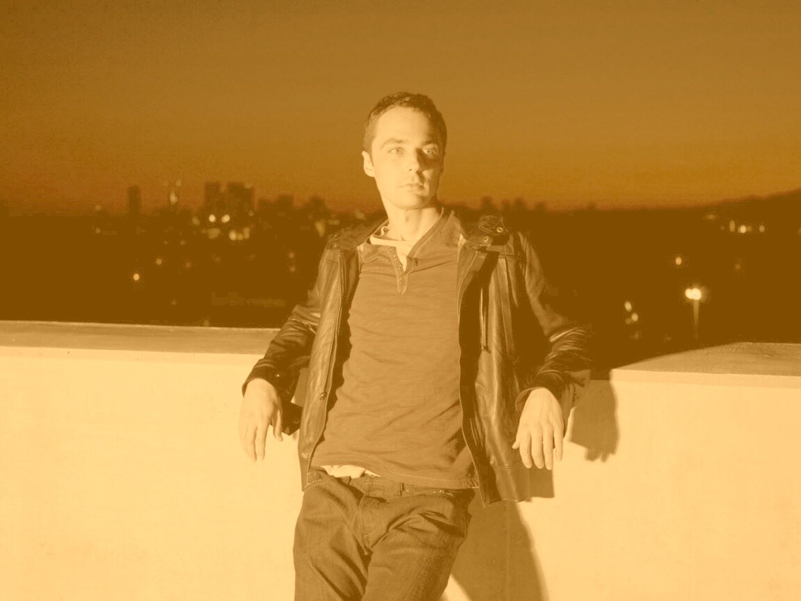 Джим Парсонс на балконе обои