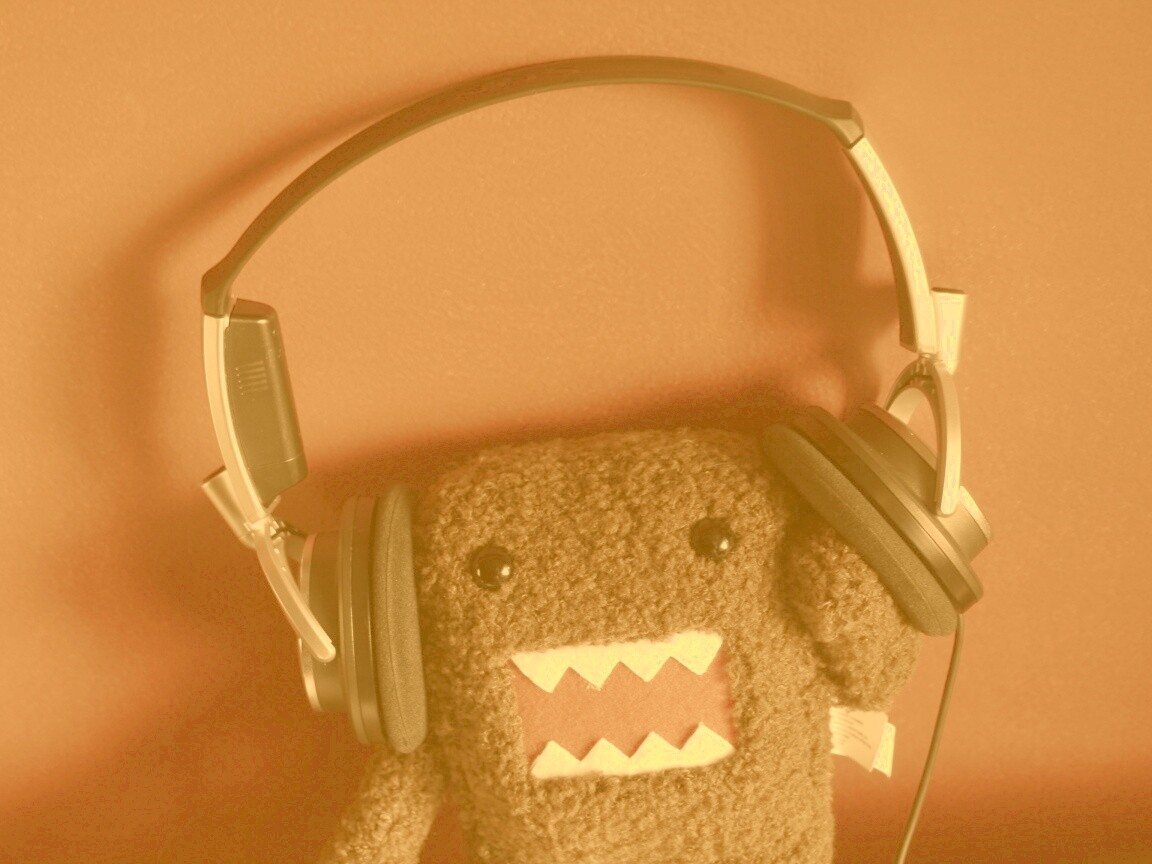 Демокун в наушниках обои