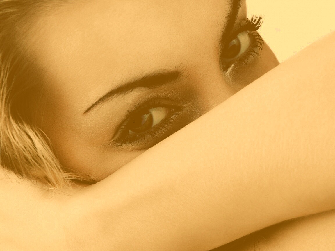 Девушка прикрыла лицо рукой обои