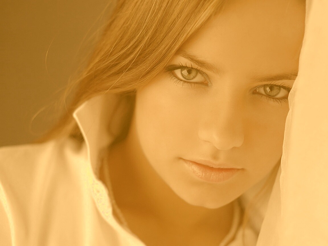 Красивая молодая девушка обои