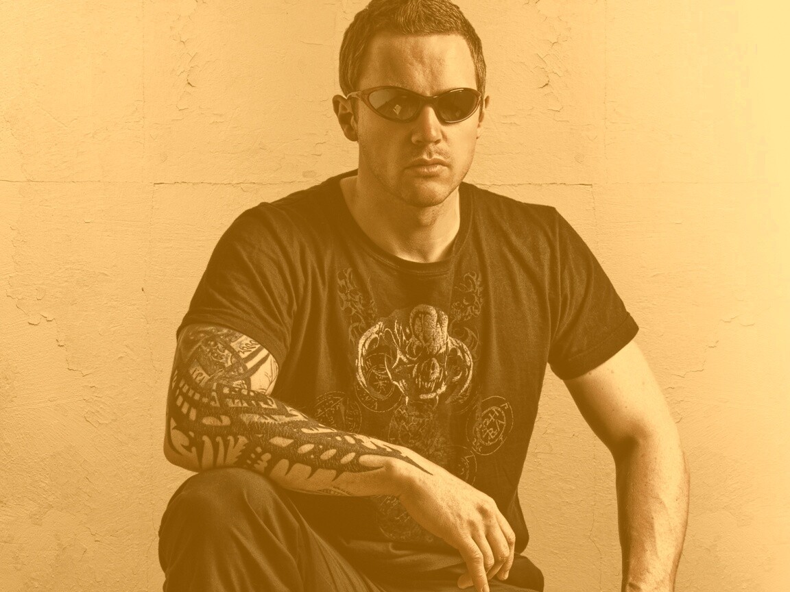 Парень с татуировкой обои