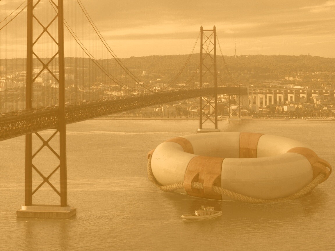 Огромный спасательный круг обои