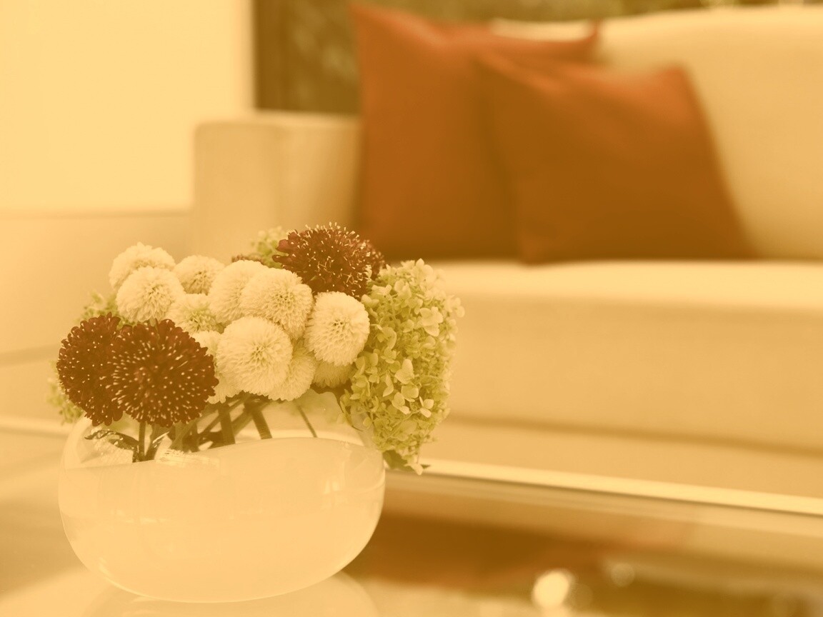 Цветы в белой вазе обои