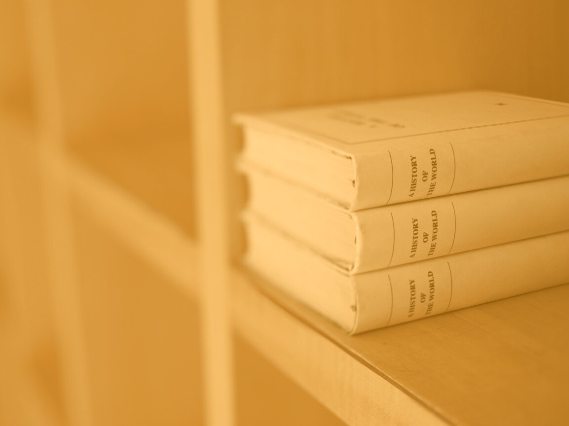 Книги на полке обои