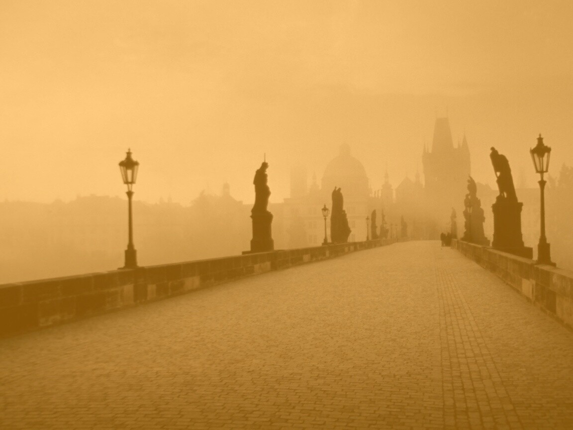 Мост с скульптурами обои