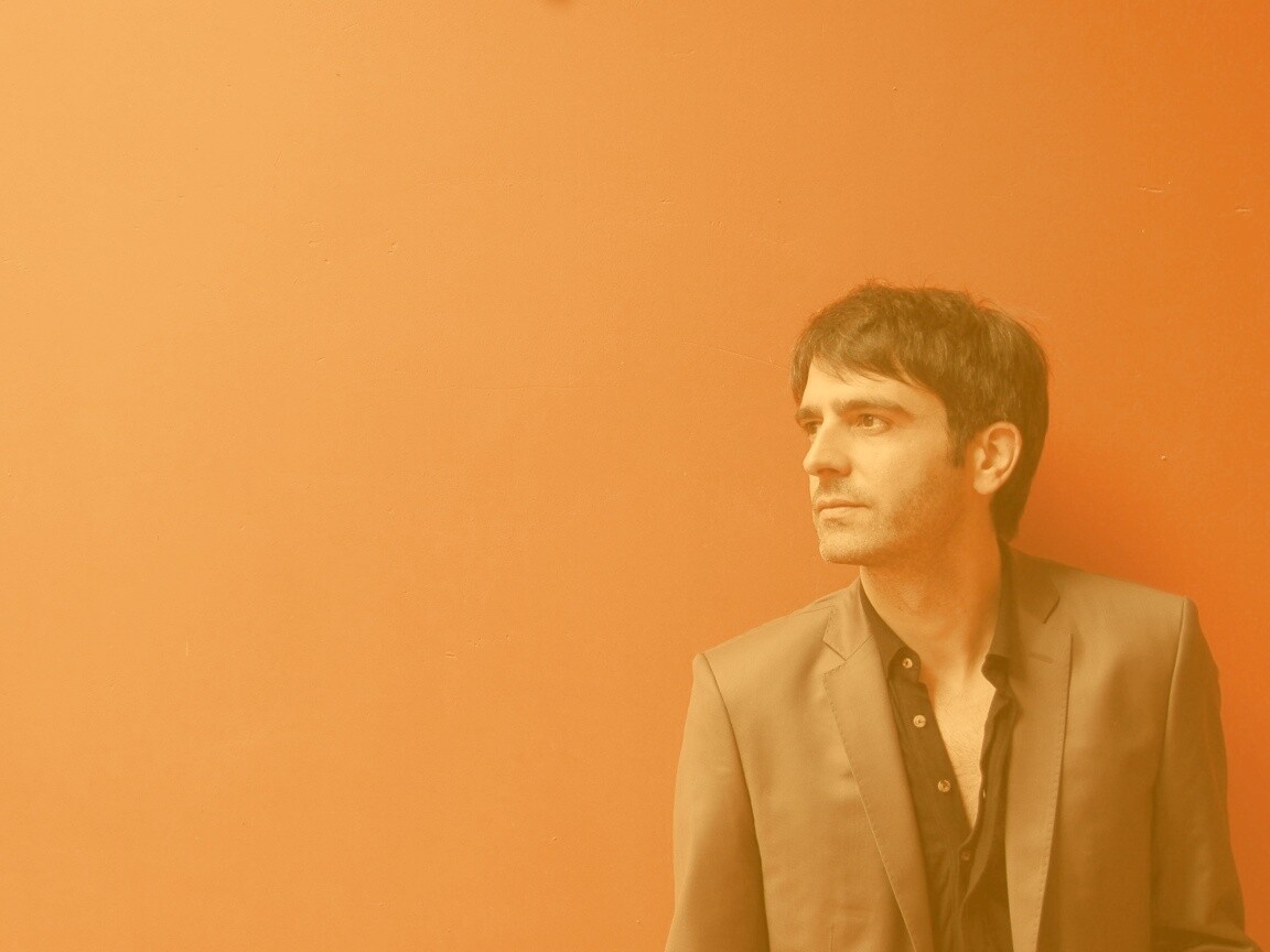 На красном фоне обои