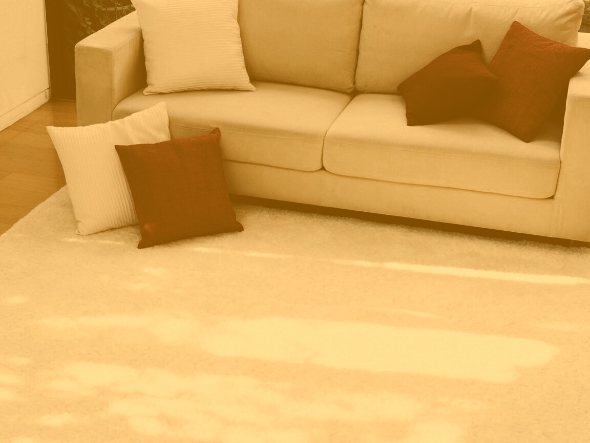 Диван с подушками обои