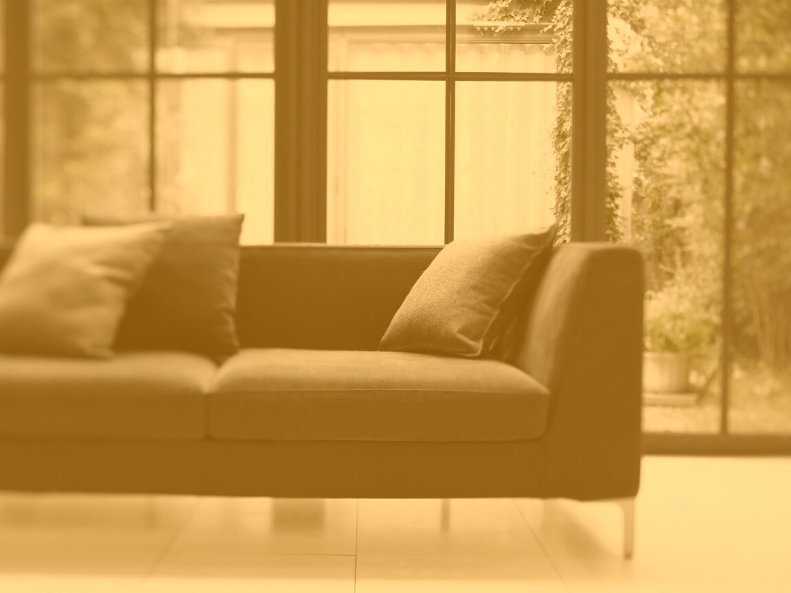 Диван в комнате обои