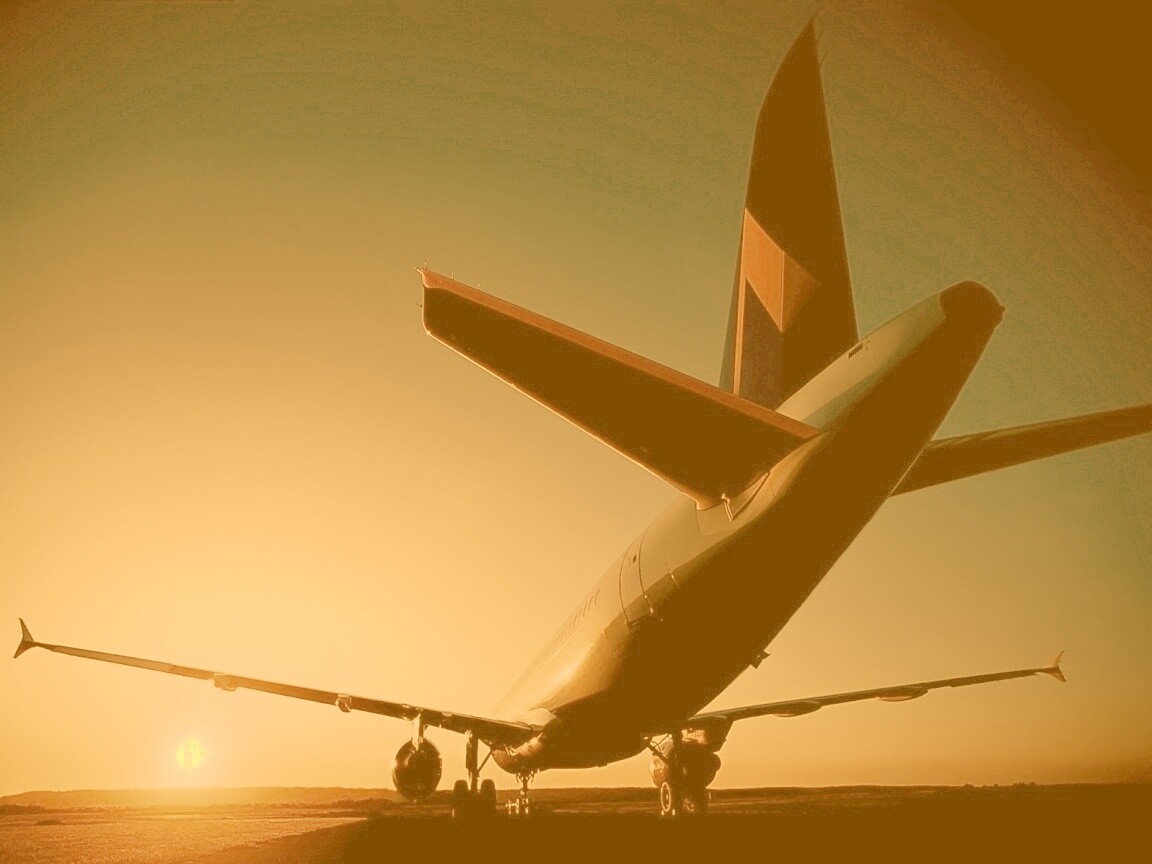 Самолет на закате обои
