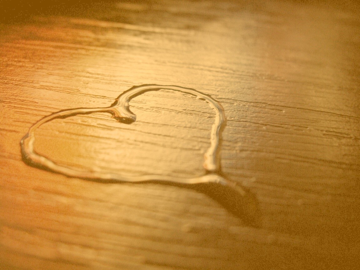 Сердечко из воды обои