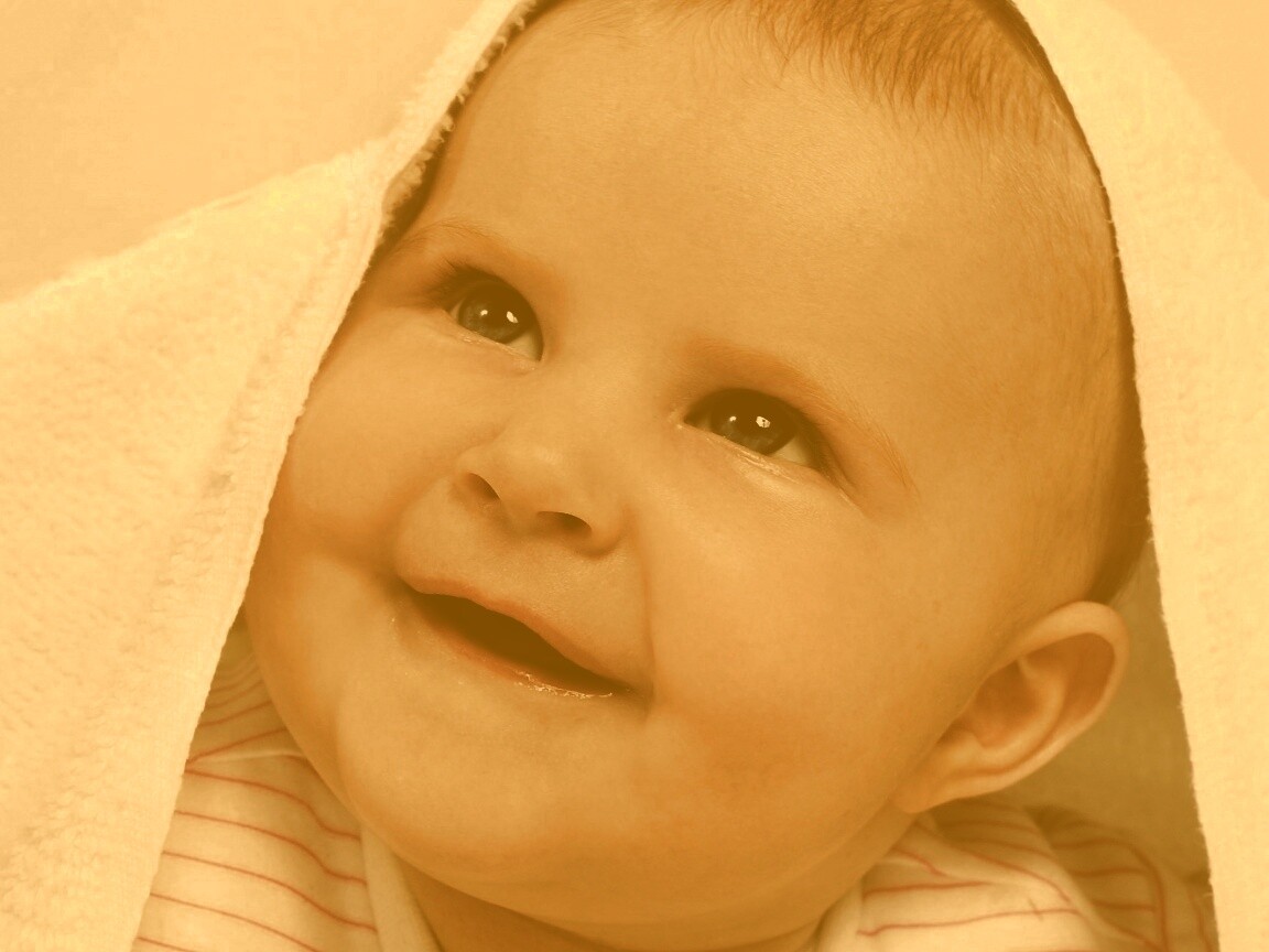 Малыш под полотенцем обои