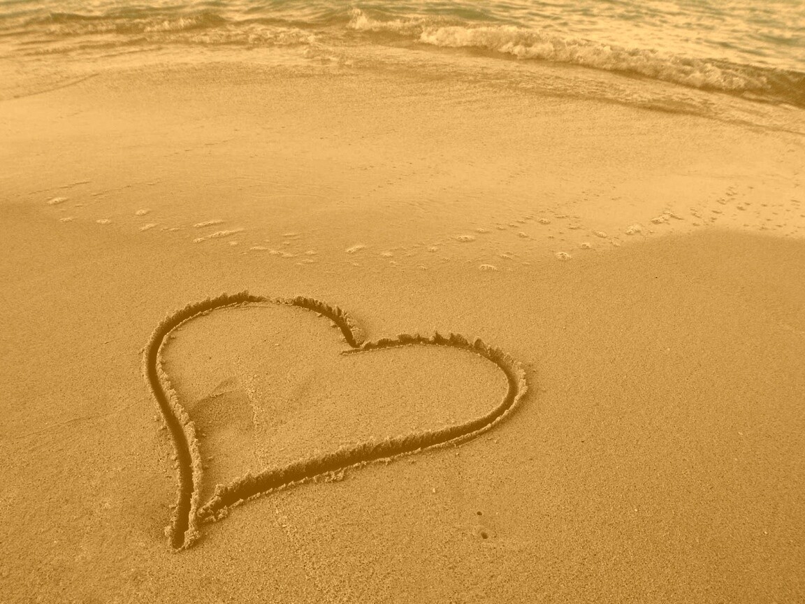 Аккуратное сердце на песке обои