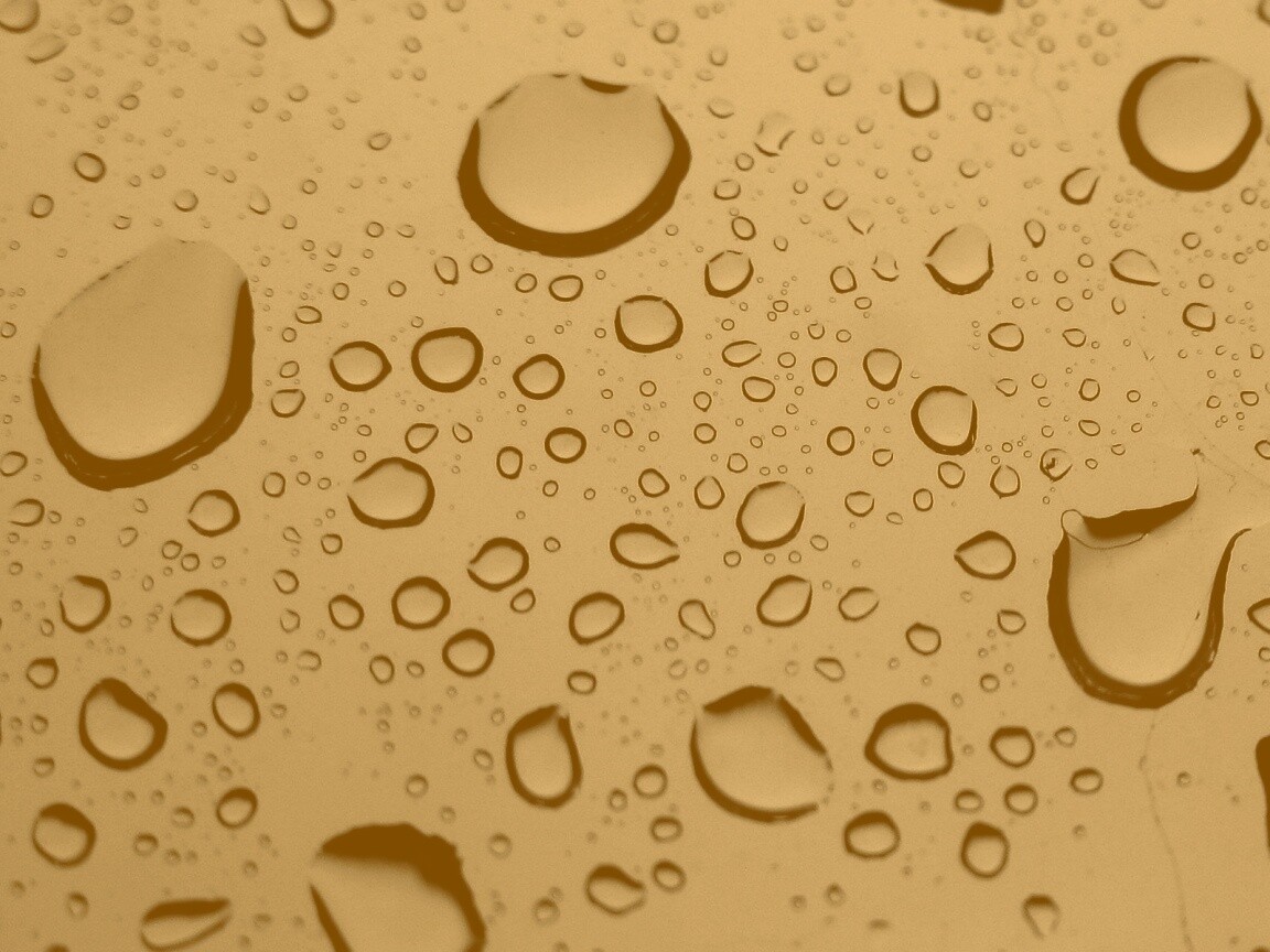 Капли воды на синем стекле обои