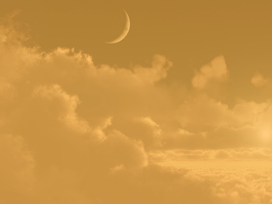 Закат и месяц над облаками обои