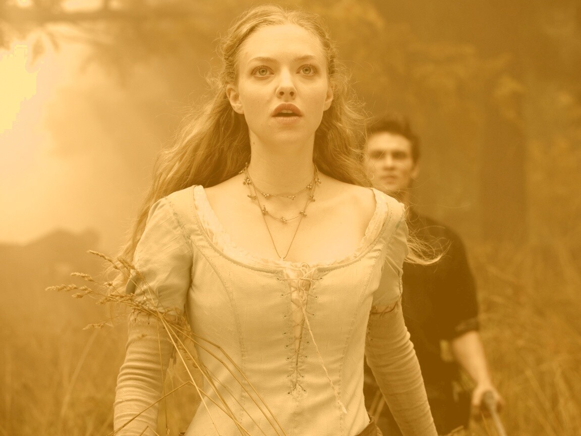 Аманда Сейфрид в Красной Шапочке обои