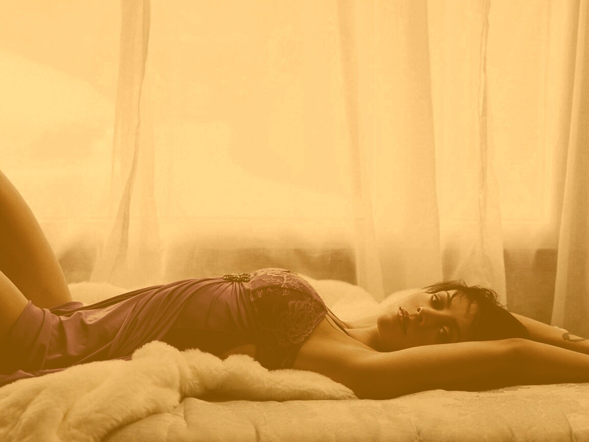 Алиса Милано на кровати обои