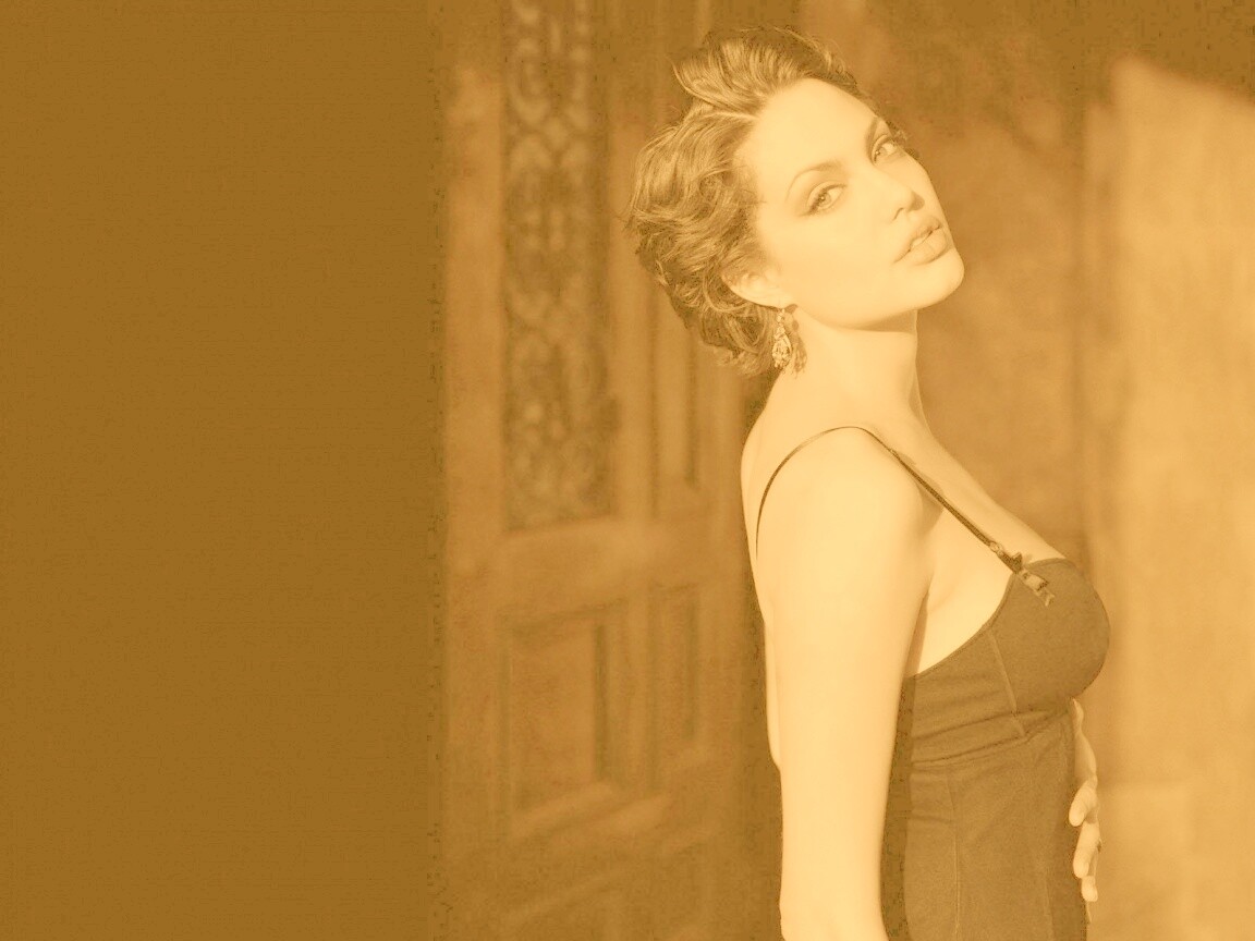 Анджелина Джоли в черном платье обои