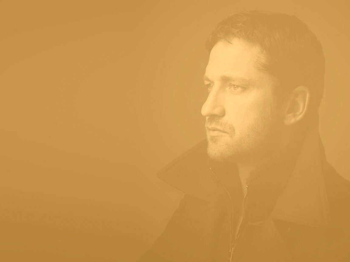 Джерард Батлер на темном фоне обои