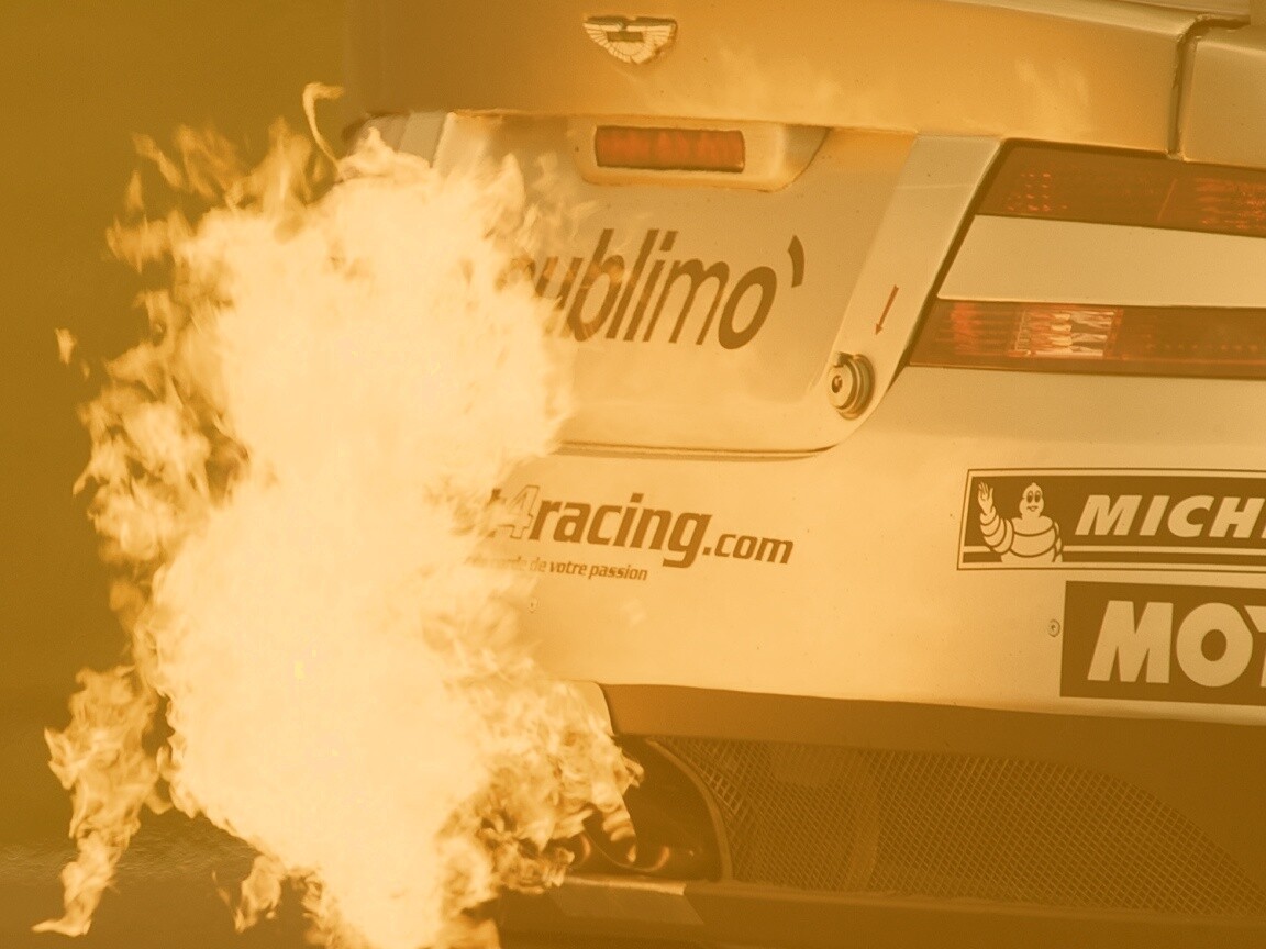 Огонь из выхлопной трубы гоночного Aston Martin обои