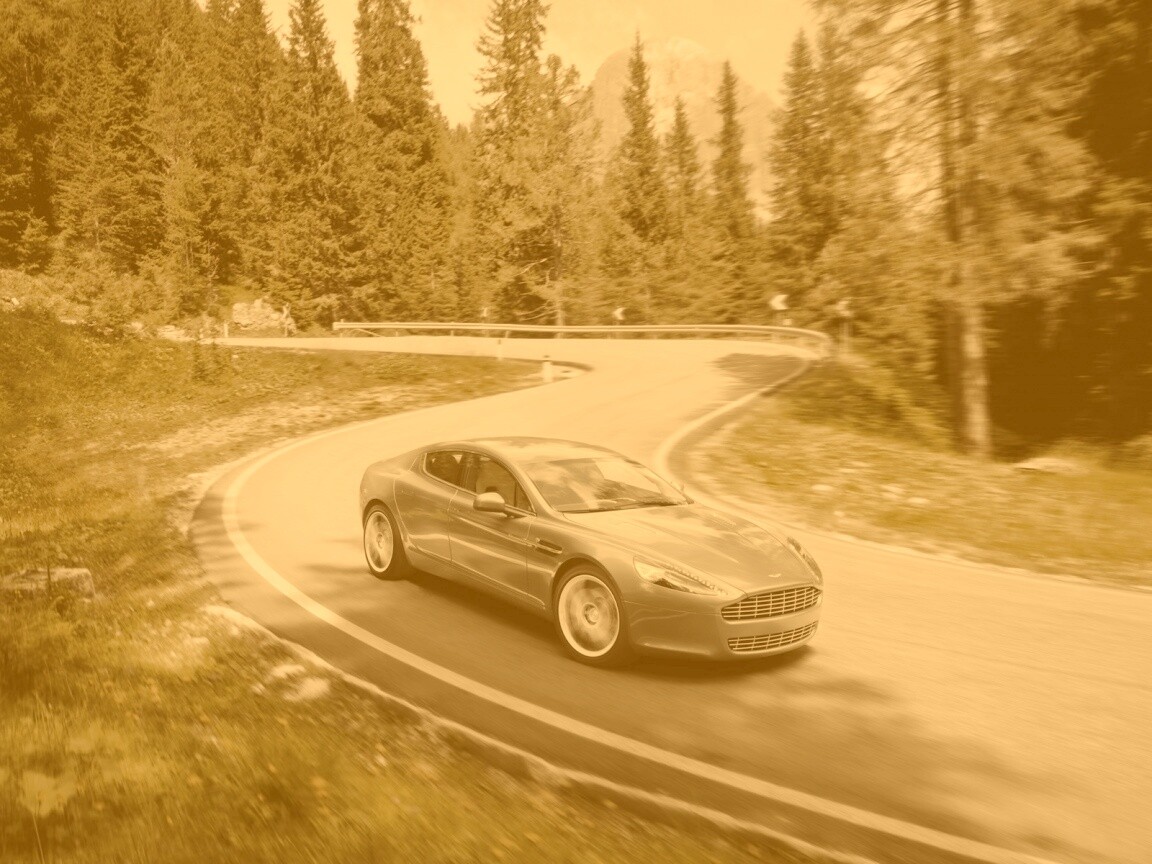 Астон мартин на лесной дороге обои