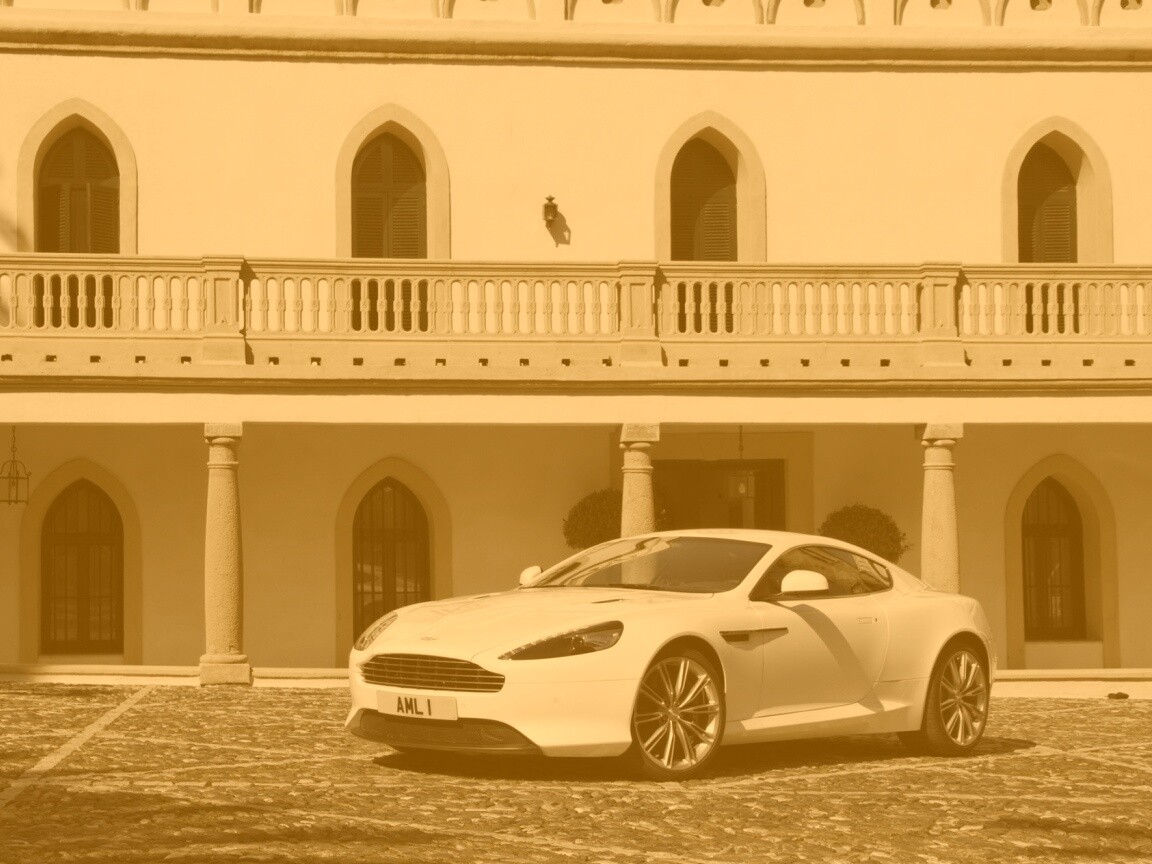 Астон Мартин в дворике дома обои