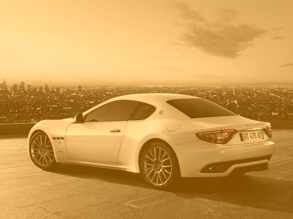 Maserati Granturismo на фоне города обои