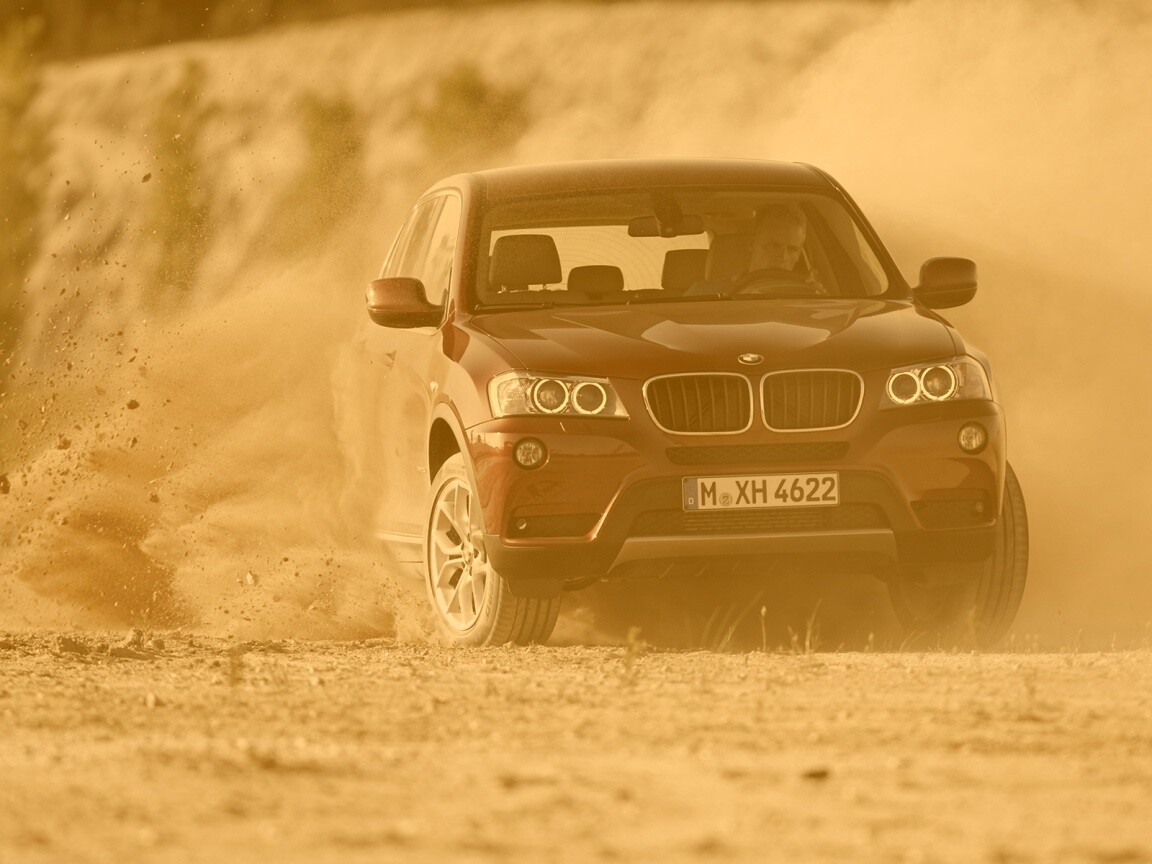 Кроссовер BMW в заносе обои