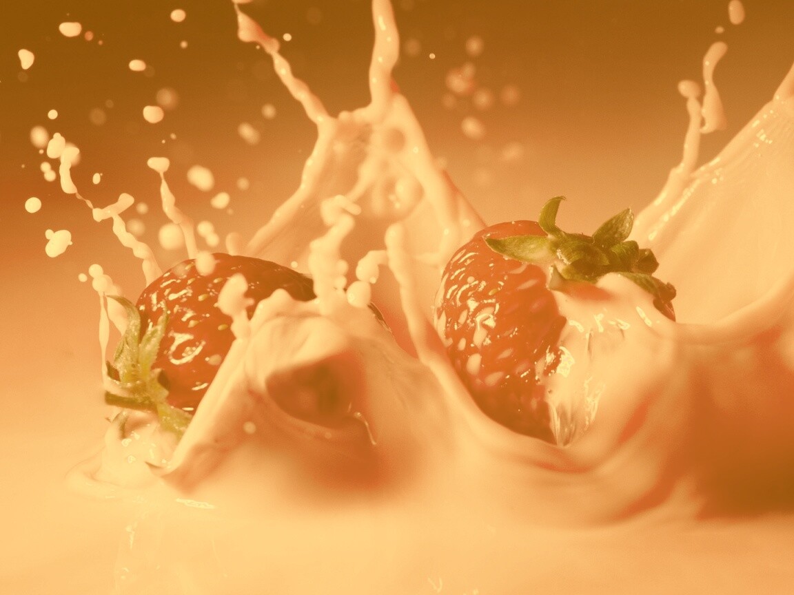 Сочная клубника с молоком обои