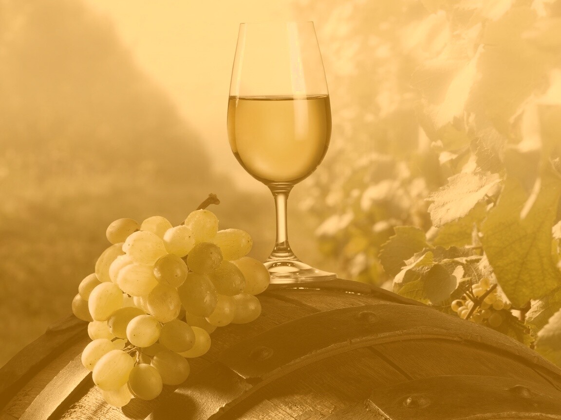 Винная бочка и бокал с белым вином обои