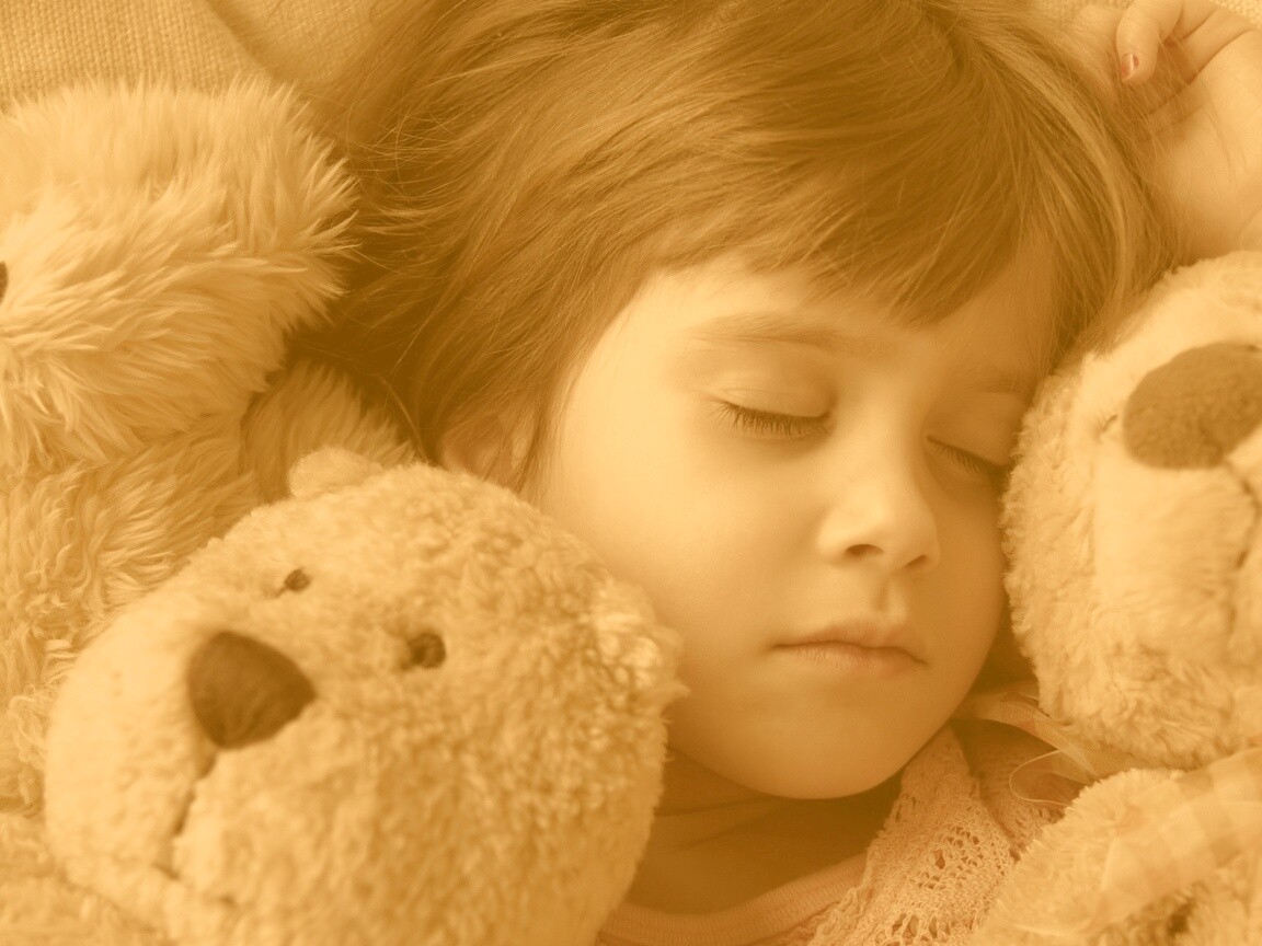 Девочка спит с мишками в обнимку обои