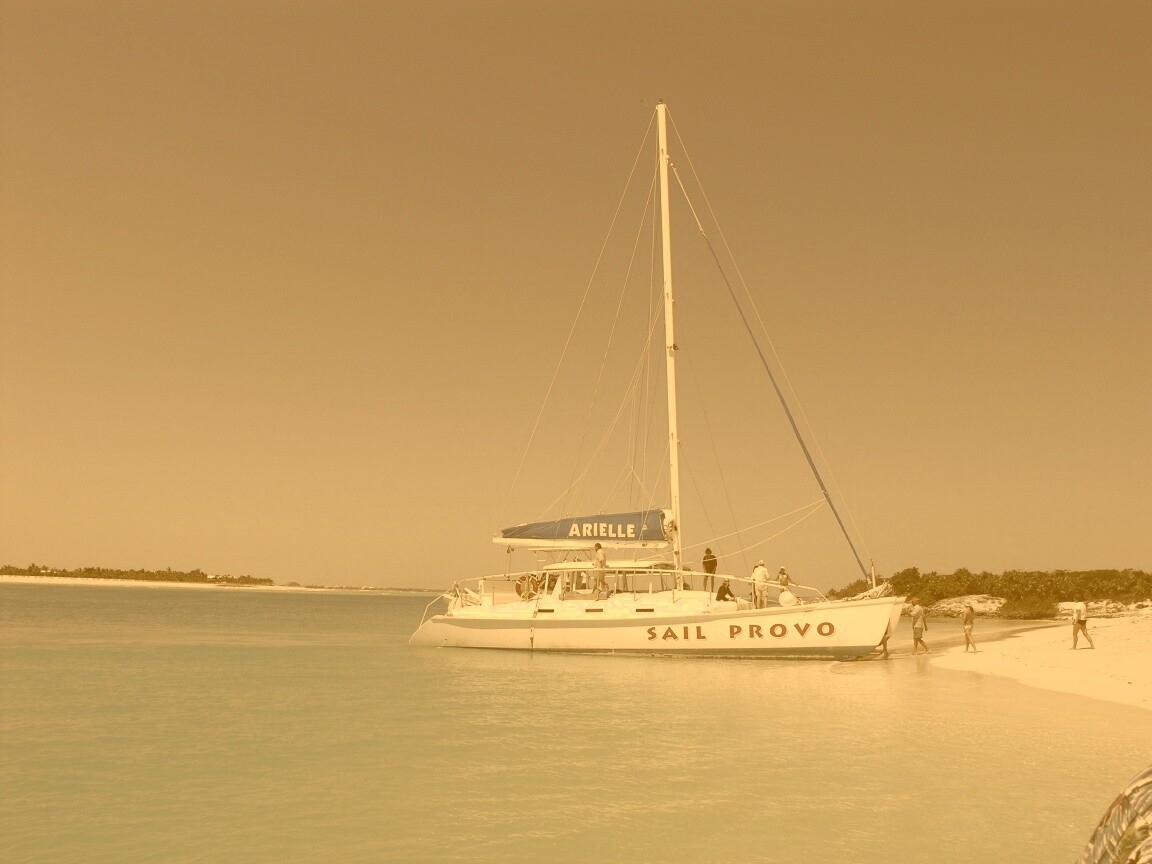 Яхта в голубой лагуне обои