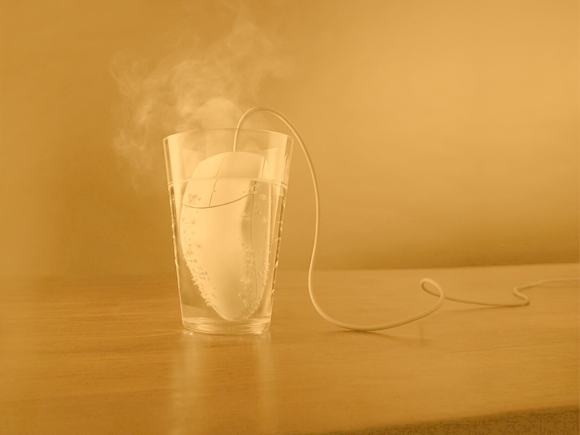 Дымящаяся мышка в стакане воды обои