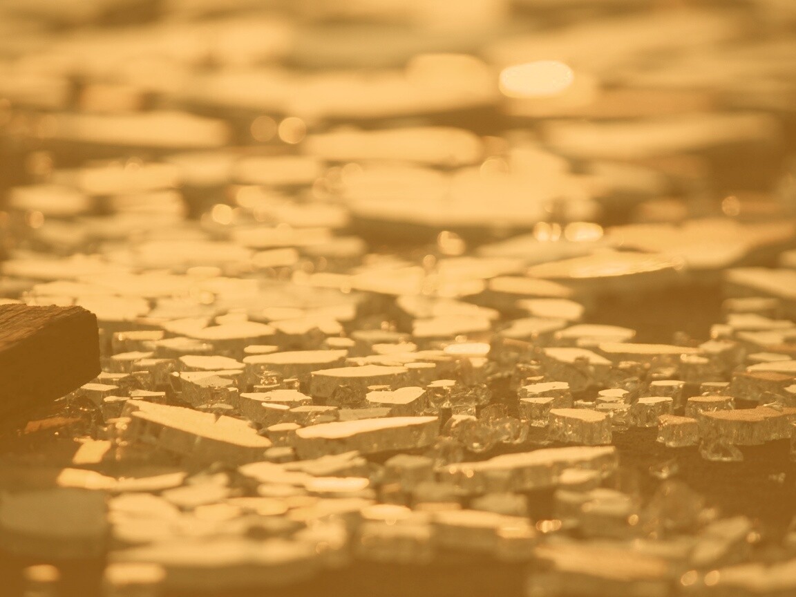 Битое стекло в лучах солнца обои