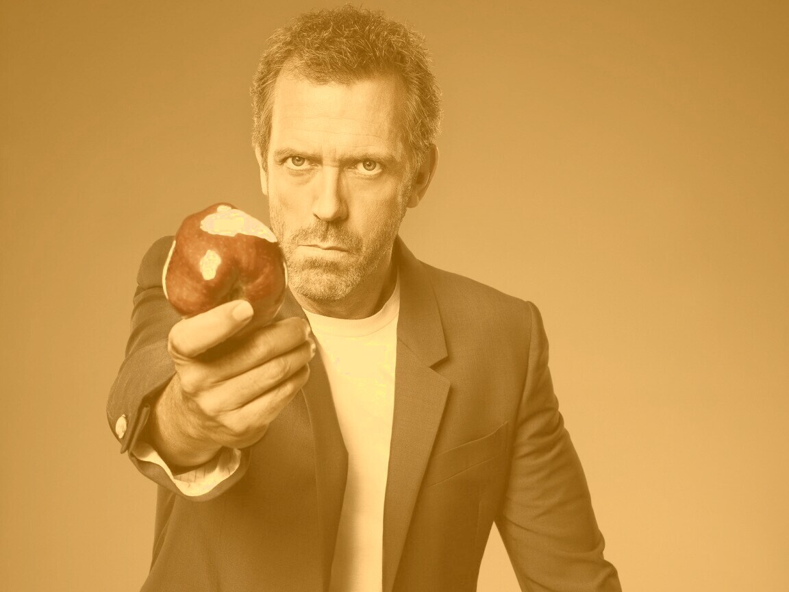 Доктор Хаус с яблоком в руке обои
