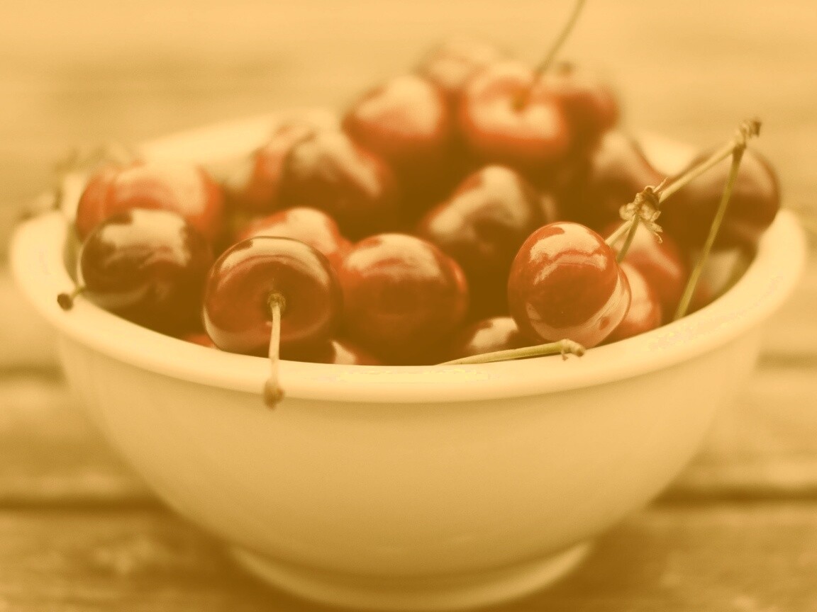 Миска спелой черешни обои