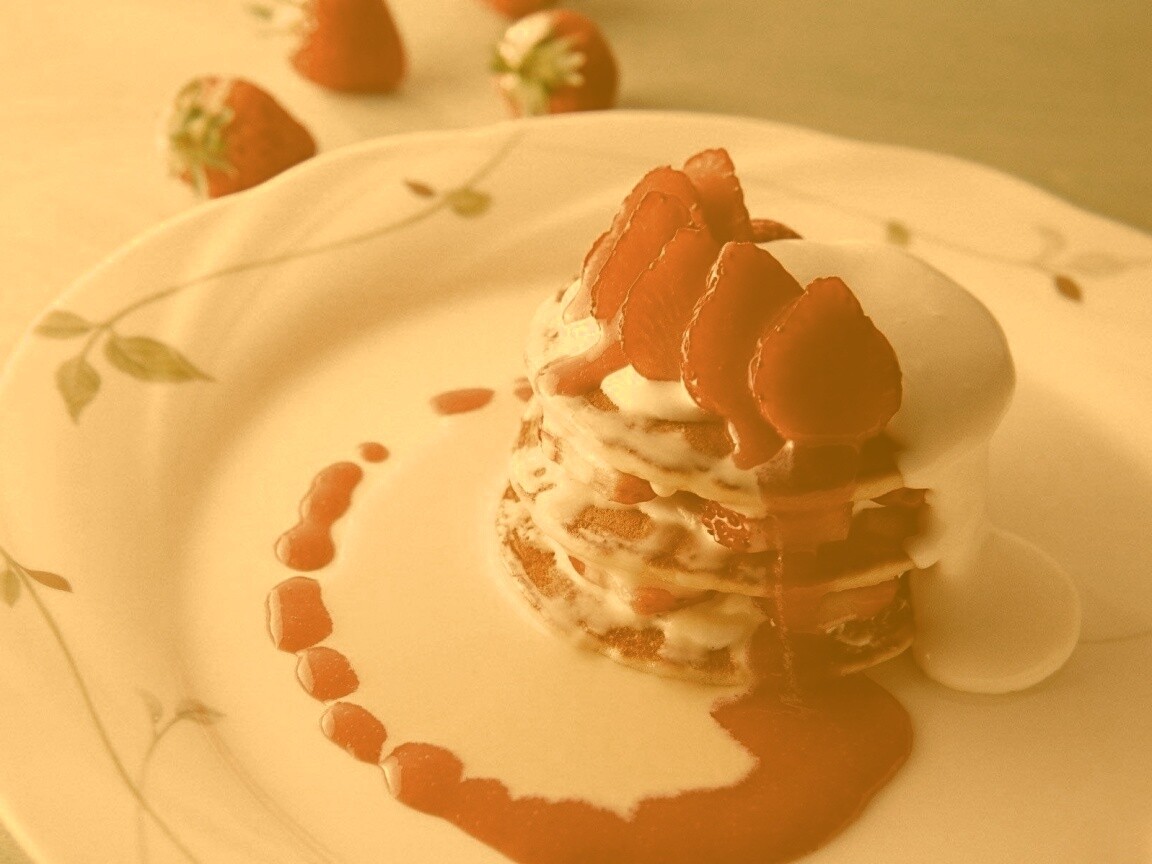 Блинчики с клубникой обои