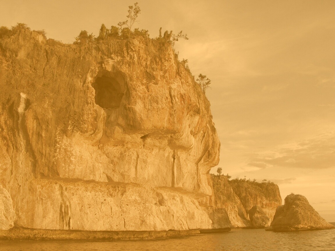 Пещера в скале над морем обои