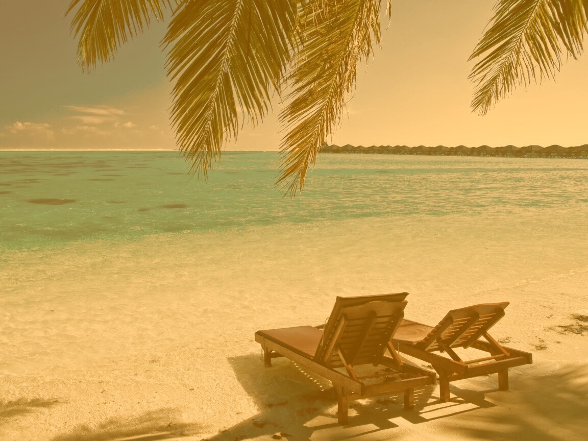 Шезлонги у самой воды обои