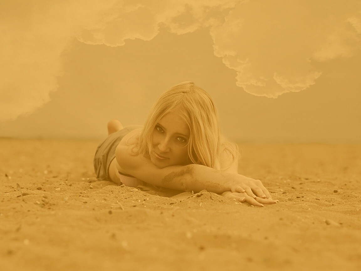 Девушка на песке обои
