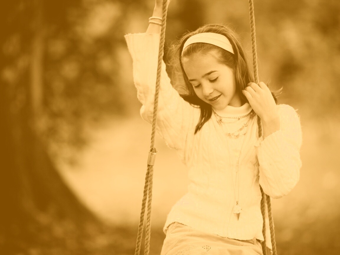 Девочка на качелях обои