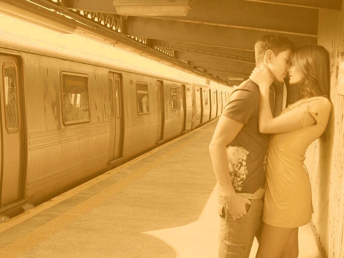 Прощание на станции метро обои