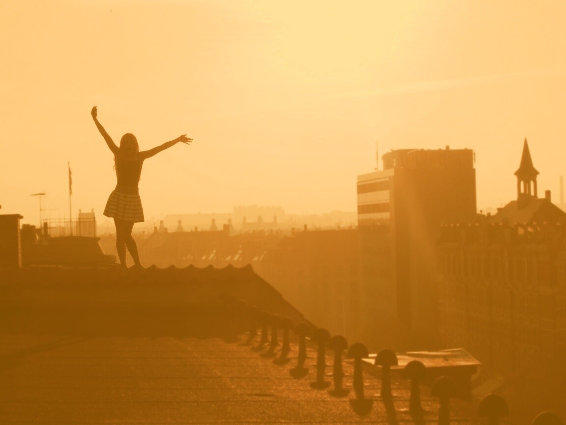 Девушка на крыше обои