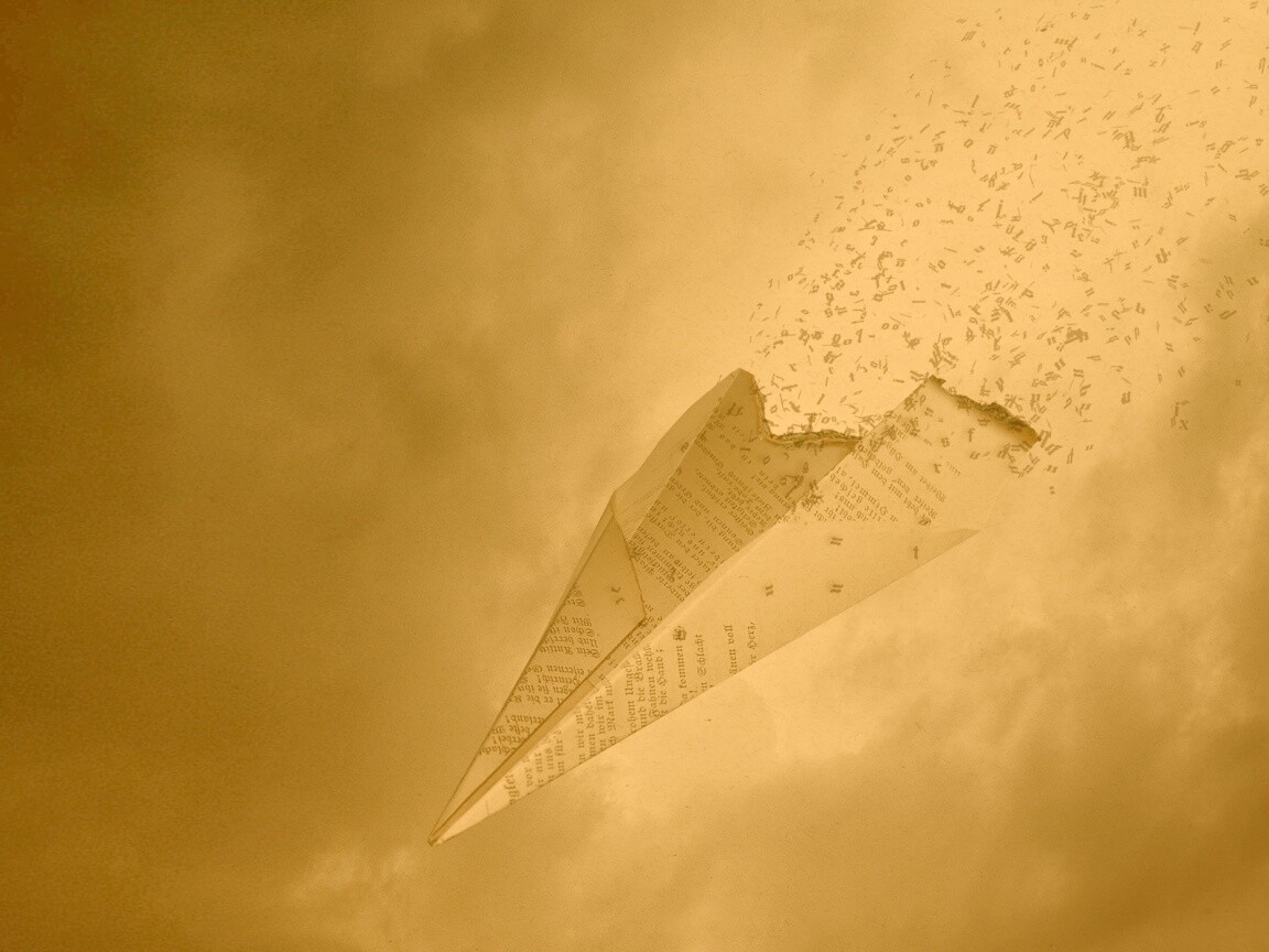 Крушение бумажного самолётика обои