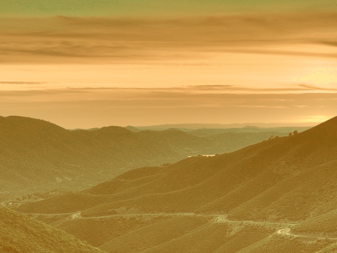 Дорога спускается с гор в долину обои